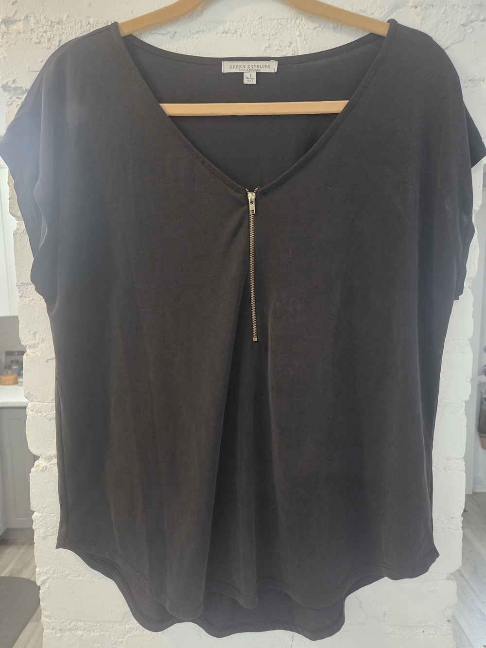 Green Envelope Women's Black Zip V-Neck Short Sleeve Top - L
